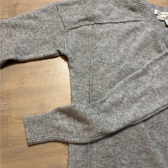 100% 2 Ply Cashmere light grey sweater Medium. seam detail front and shoulder. - Picture 5 of 6